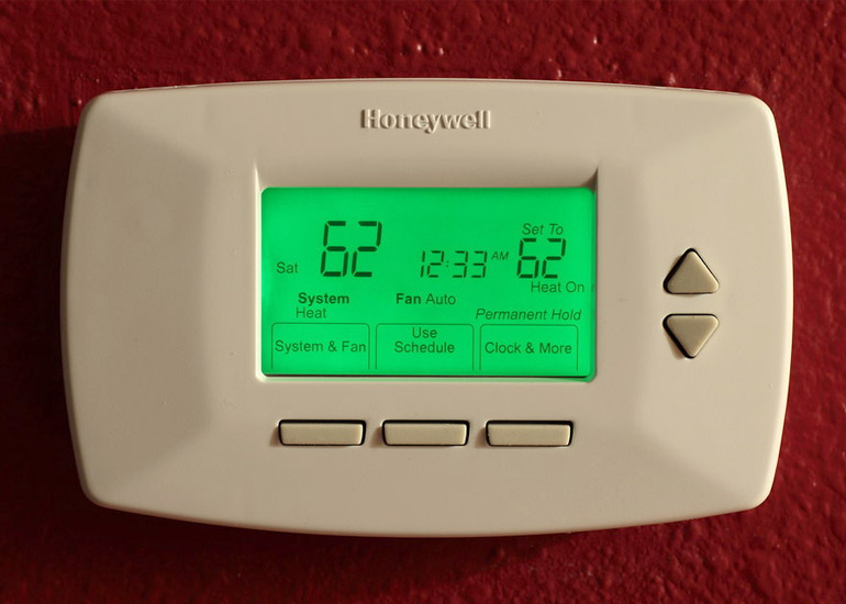 what to do when the thermostat clicks but the AC does not turn on
